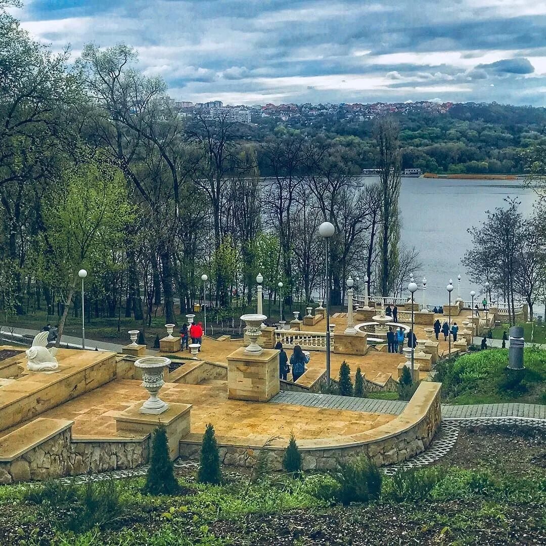 Москва молдова кишинев. Кишинев. Крутой парк в Молдове. Ворота города Кишинев. Кишинев фото.