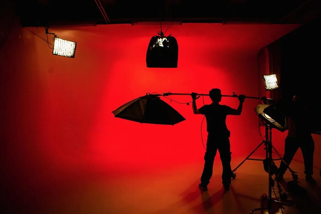 режиссер рекламы. оператор с камерой. студия для видеосъемки. матюгальник режиссерский. тони бэнкфорт режиссер.