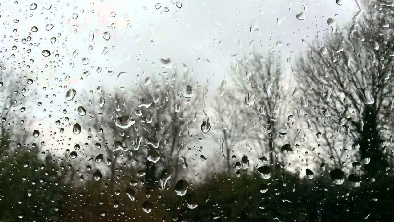 Дождь 6 капель. Капли на стекле. Дождь в окне. Капли на окне. Фон дождь.