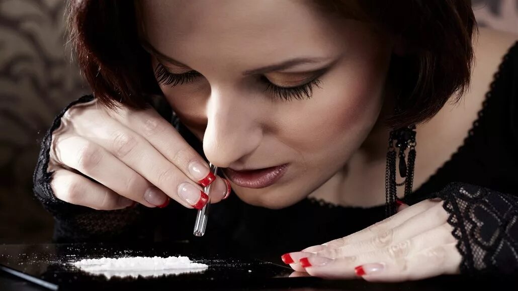 Девушка нюхает свои волосы. Включи где девушка нюхает девушек. Красивая девушка нюхает кокаин. Женщина нюхает. Включи где девушка нюхает девушек.