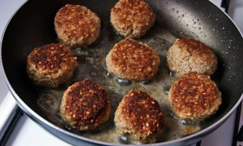 гречка с тефтелями на сковороде. гречка с фаршем в духовке. тефтели с гречневой кашей. гречка с фаршем в духовке. гречка по купечески.