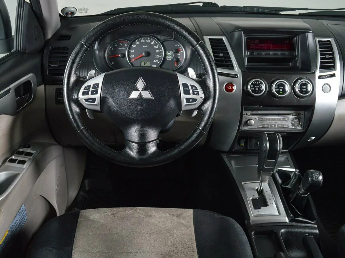 Pajero sport 2010. Mitsubishi Pajero Sport 2012. Митсубиши Паджеро спорт 2012. Мицубиси Паджеро спорт 2012 дизель. Mitsubishi Pajero Sport 2 салон.