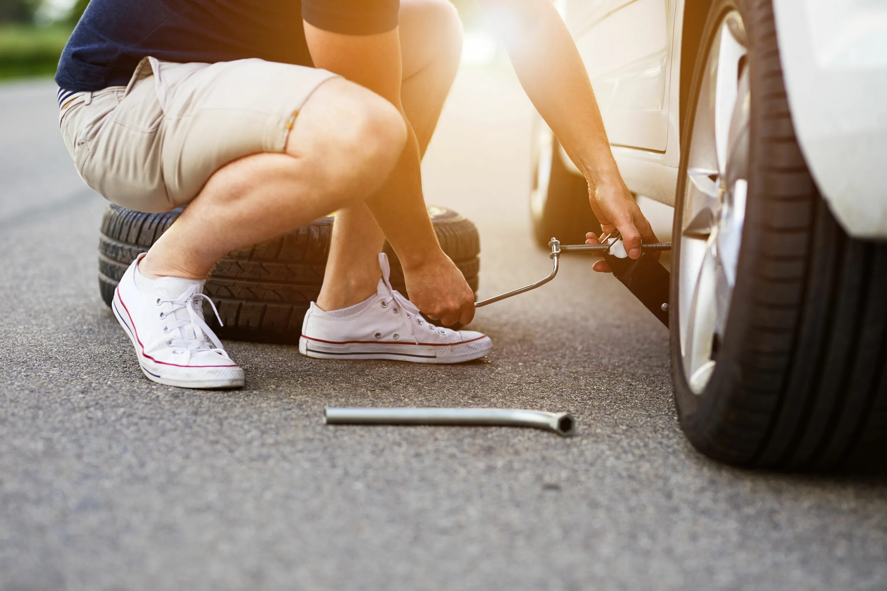 Девушки меняют колесо на машине. Stock в автомобиле. Spare Tire man. Колесо состояния картинка. Spare life