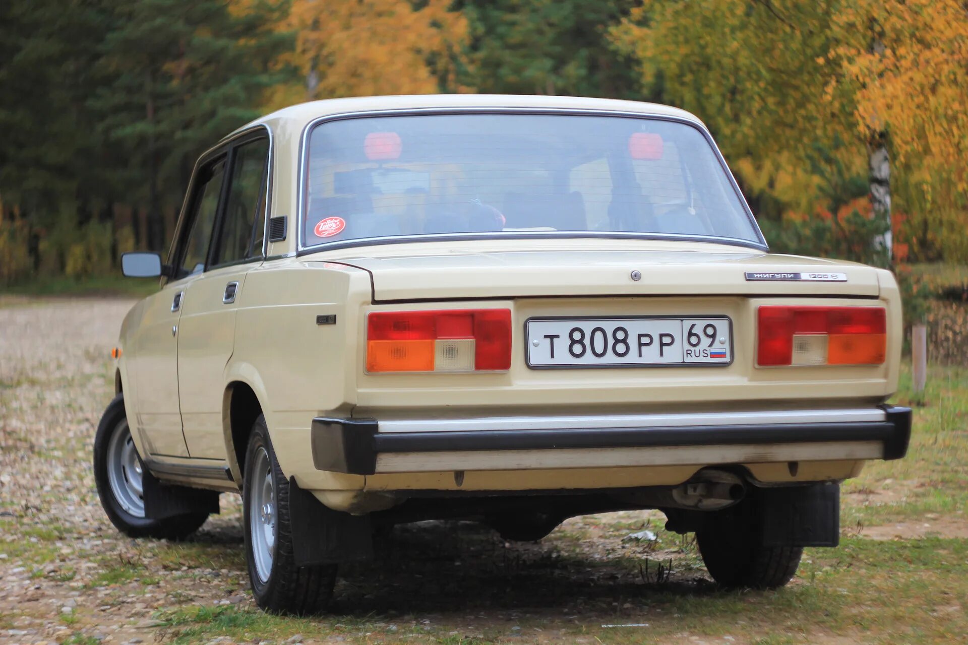 Между 5 и 7. ВАЗ 2105. Lada 2107 сзади. Жигули ВАЗ 2107 сзади. ВАЗ 2105 зад.