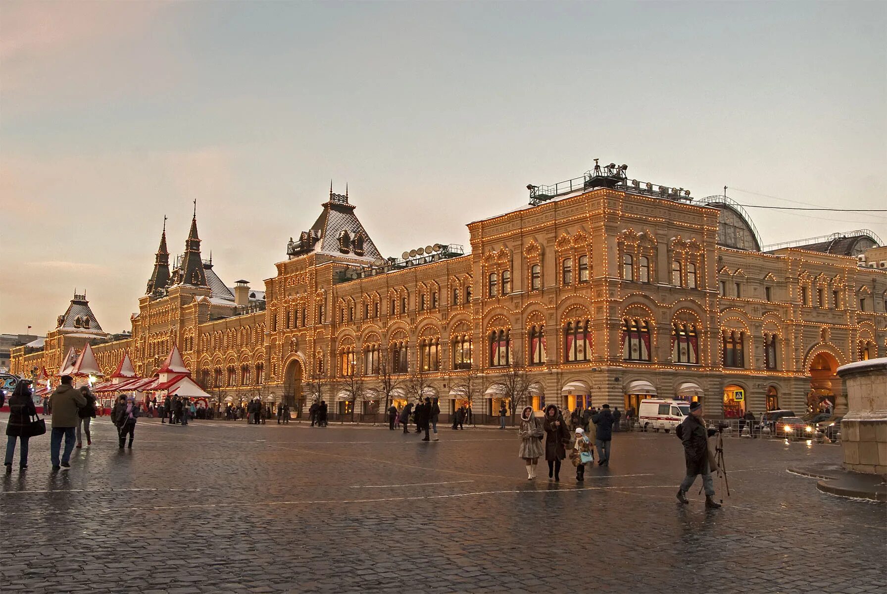 здание гума (верхние торговые ряды). а. вид на гум со стороны красной площади. псевдорусский стиль гум. здание гума на красной площади.