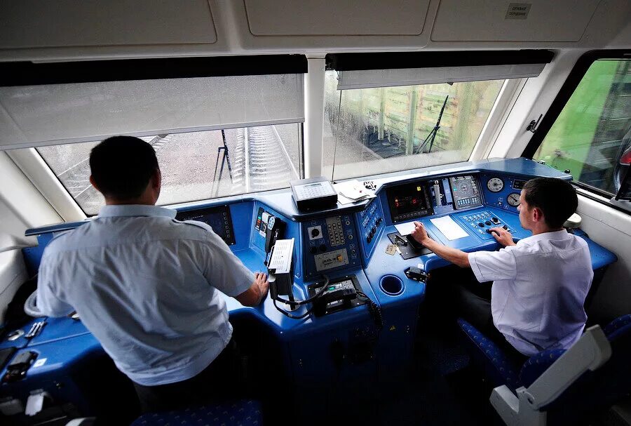 машинист локомотива электровоза. машинист александр каверин машинист. кабина машиниста электропоезда иволга 2. агеев андрей помощник машиниста. машинист и экипаж.