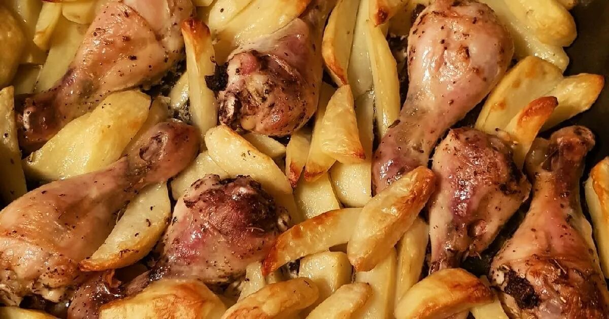 Куриные голени с картофелем в духовке. Куриная голень запеченная с картошкой. Куриные ножки с картошкой в духовке. Куриные голени с картошкой в духовке. Голень с картошкой в духовке.