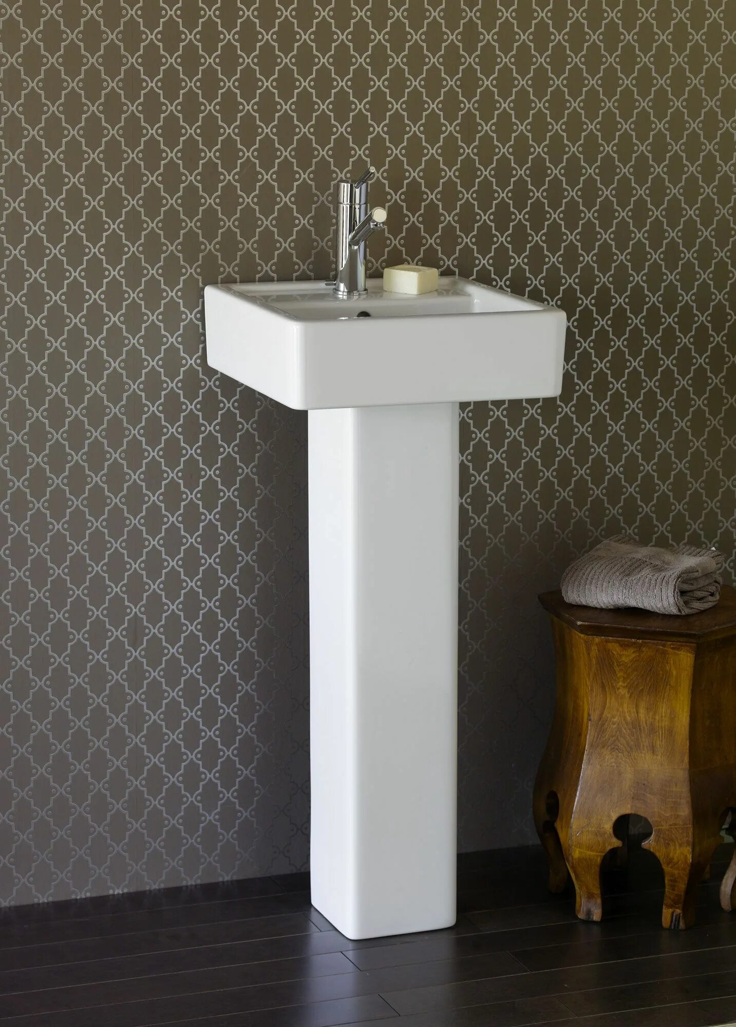 Пьедестал 734 в eva gold. Раковина на пьедестале для ванной. Пьедестал раковины к стене. Пьедестал duravit d-code 086327. Раковина с пьедесталом american standard cadet 0236411.