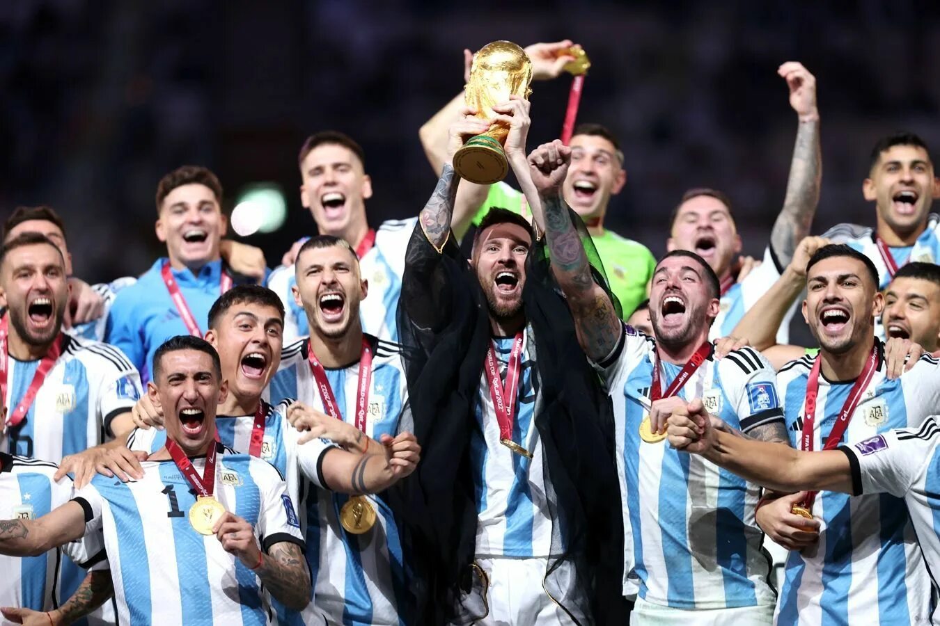 Месси Аргентина 2022 с Кубком. Сборная Аргентины финал 2022. Месси чемпион 2022.