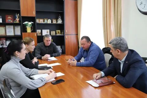 Проведя совещание директор компании начал изучать