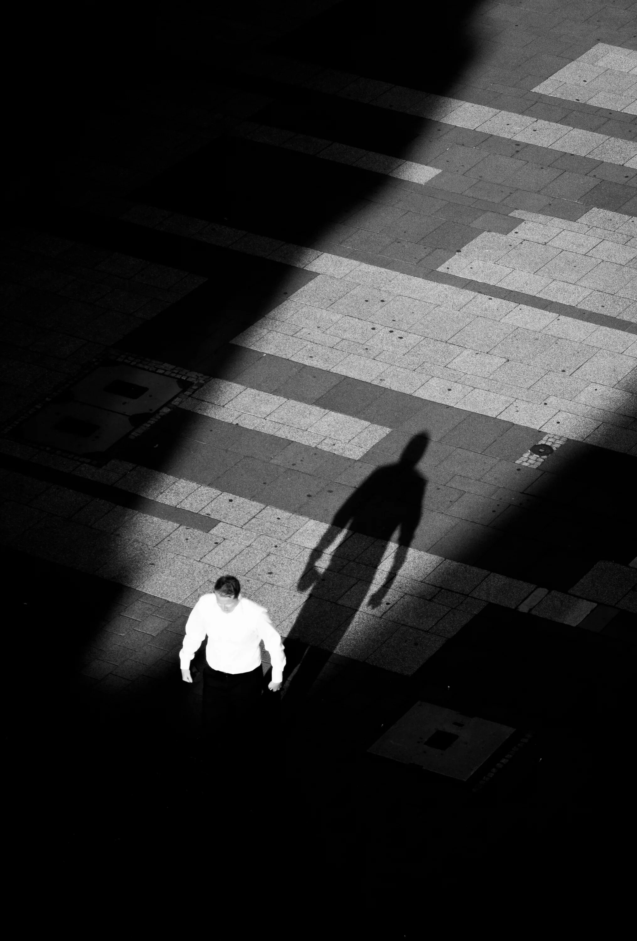Контраст тени. Теневой контраст. контрастные тени. нуар одиночество. черный в темноте.