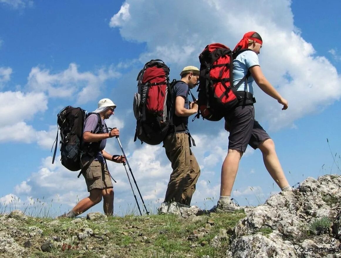 Tourist camping. Турист с рюкзаком. Туристический поход. Спортивный туризм. Туристы в походе.