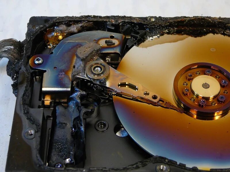 Неисправный жесткий диск. Поврежденный жесткий диск. Сломанный HDD. Разбитый жесткий диск.