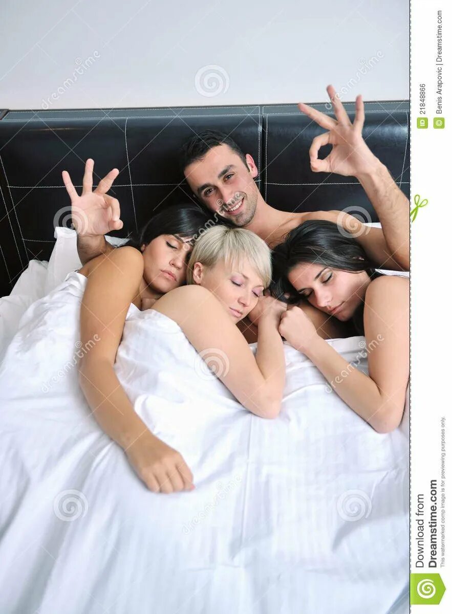 Включи 2 мужчины 1 женщина. Трое людей в постели. Три человека в постели. Две девушки и парень в постели. Девушка и три мужчины в постели.