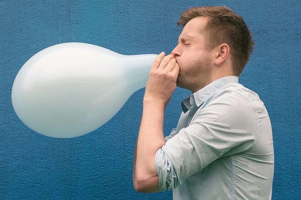 Шары с веселящим газом. Шарики с закисью азота. Шарики в клубах. Дети надувают шарики. Веселящие шарики.