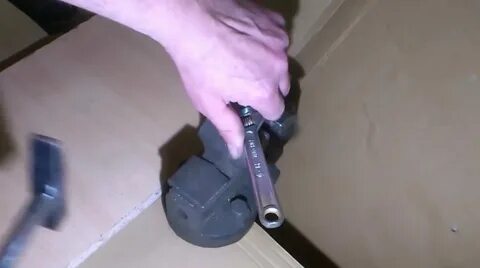 Открутить в труднодоступном месте