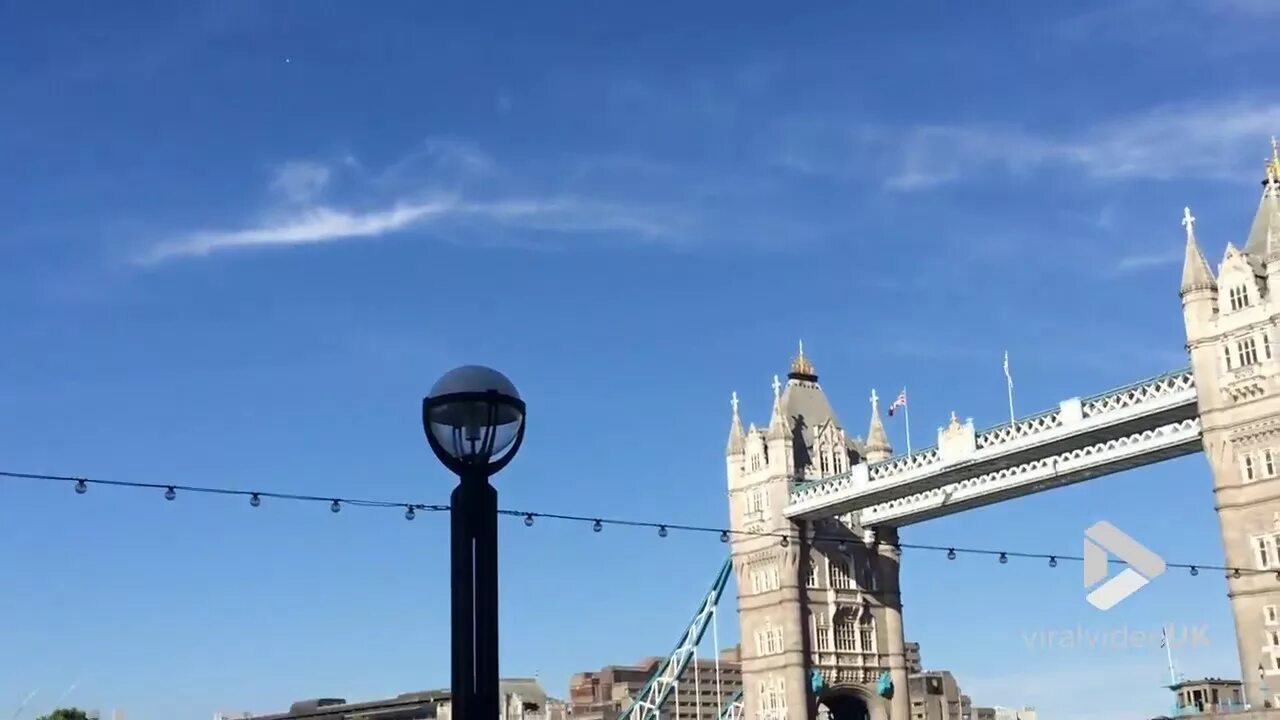 Экскурсовод в лондонском музее. Ковид 19 великобритания. London viral. Powered by source. London viral.