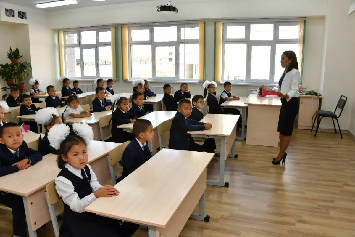 Школы в Казахстане. Начальное образование в Казахстане. Школьники Казахстана. Ученики в классе Казахстан.