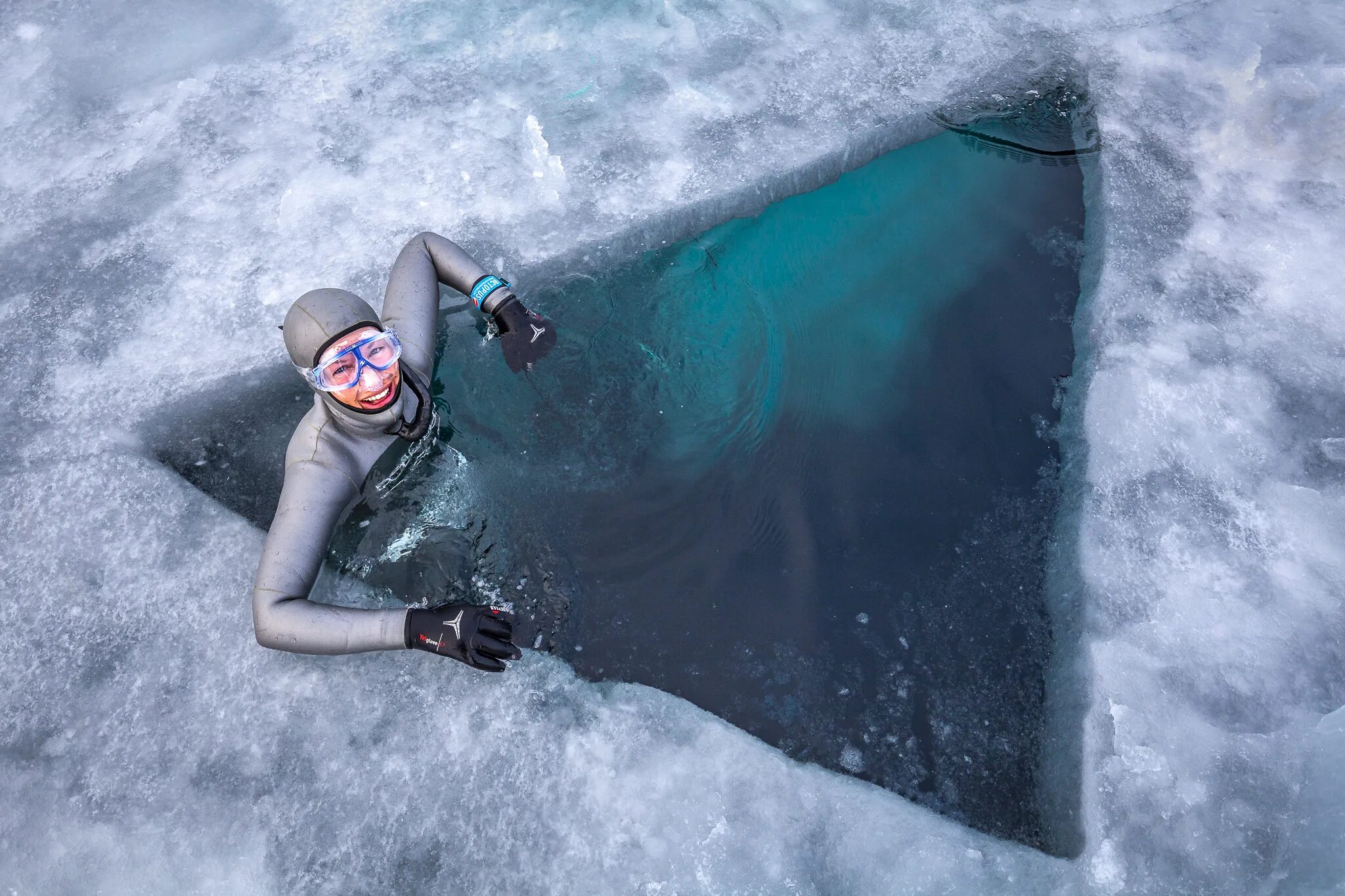 Лед всплывает в воде. Из подо льда. Девушка подо льдом.