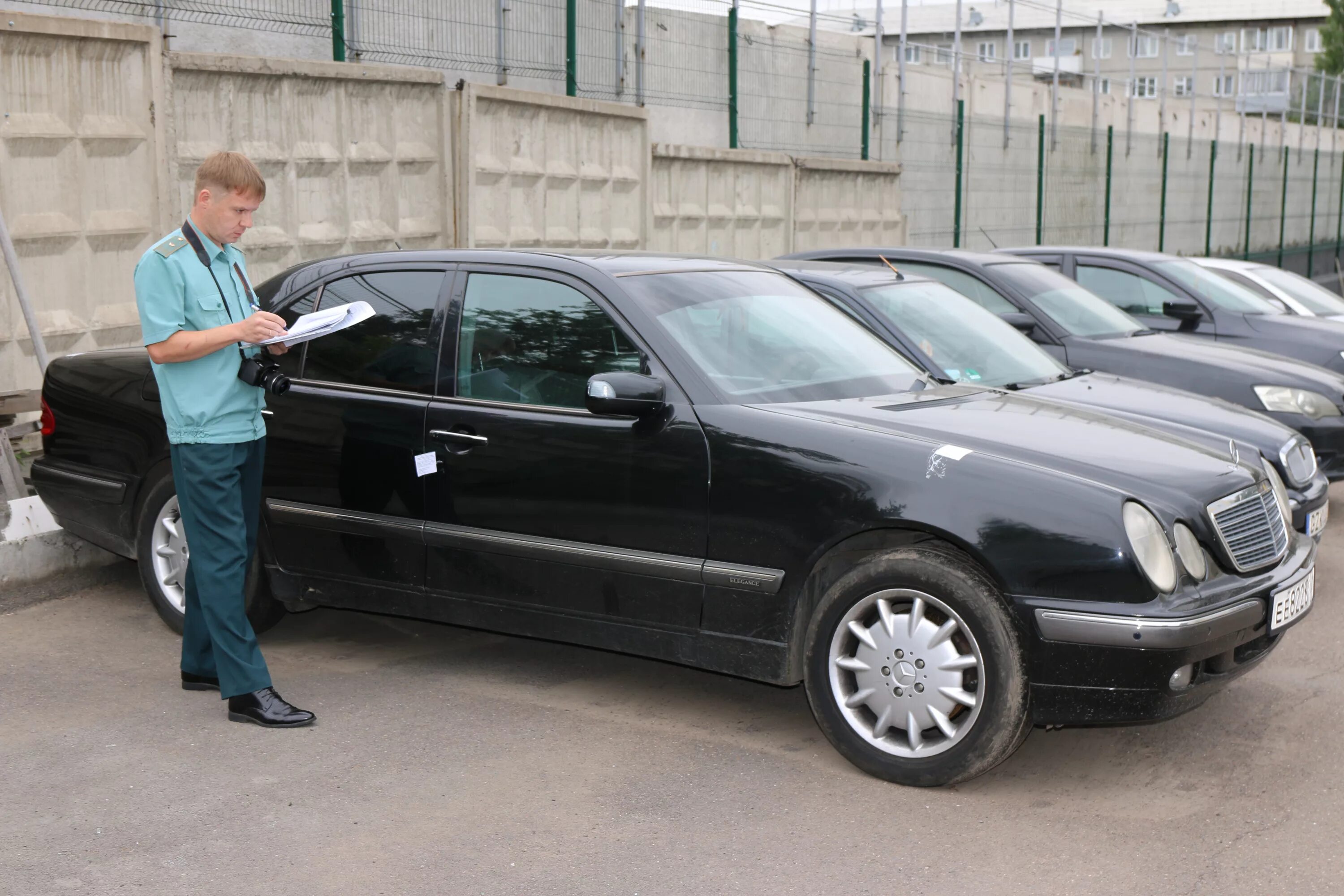 Куплю арестованный автомобиль. Конфискованные машины. Конфисковали автомобиль. Конфискат автомобилей. Машина конфискат.