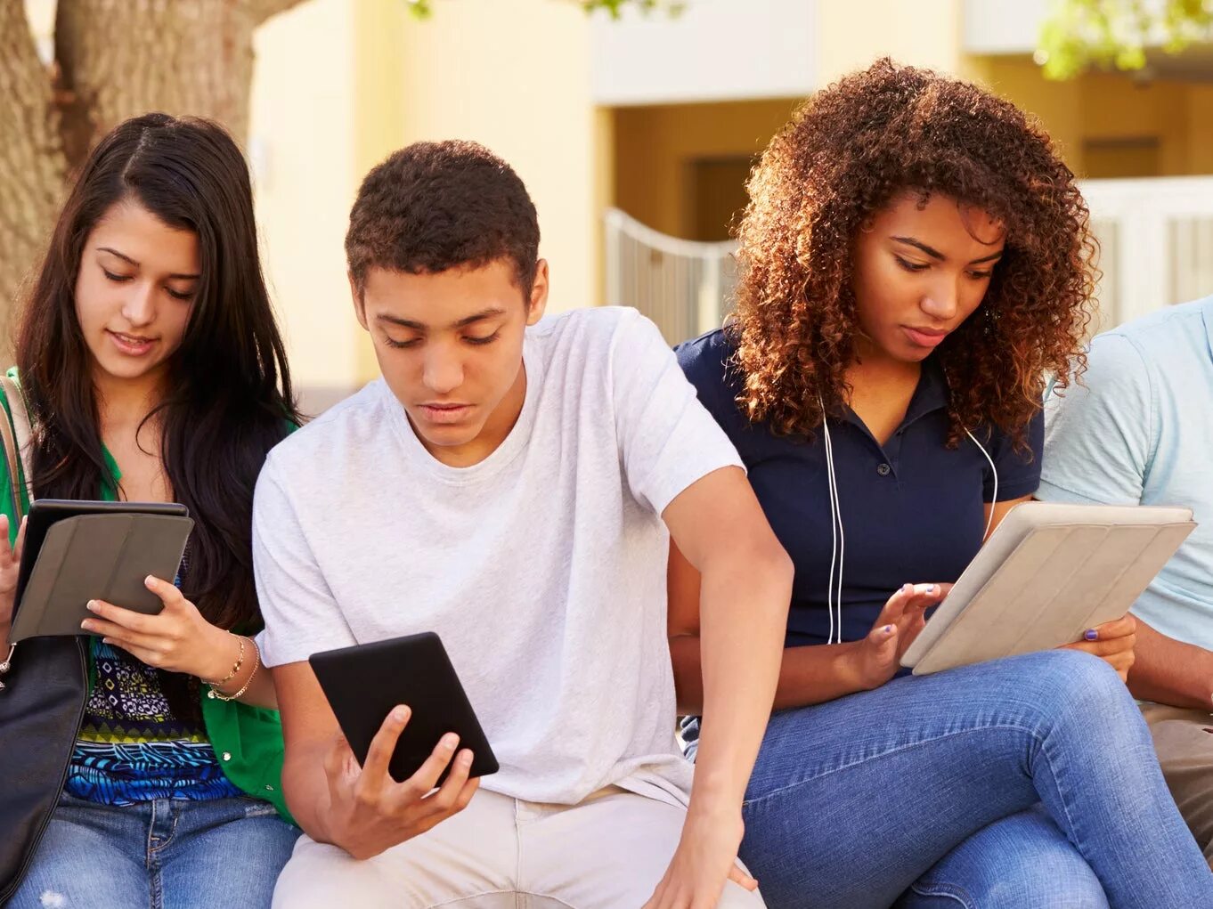 Talk some. Being a teenager проектная. Teenagers talking. Teenager and social Media. Фотоальбом Студенческая жизнь.