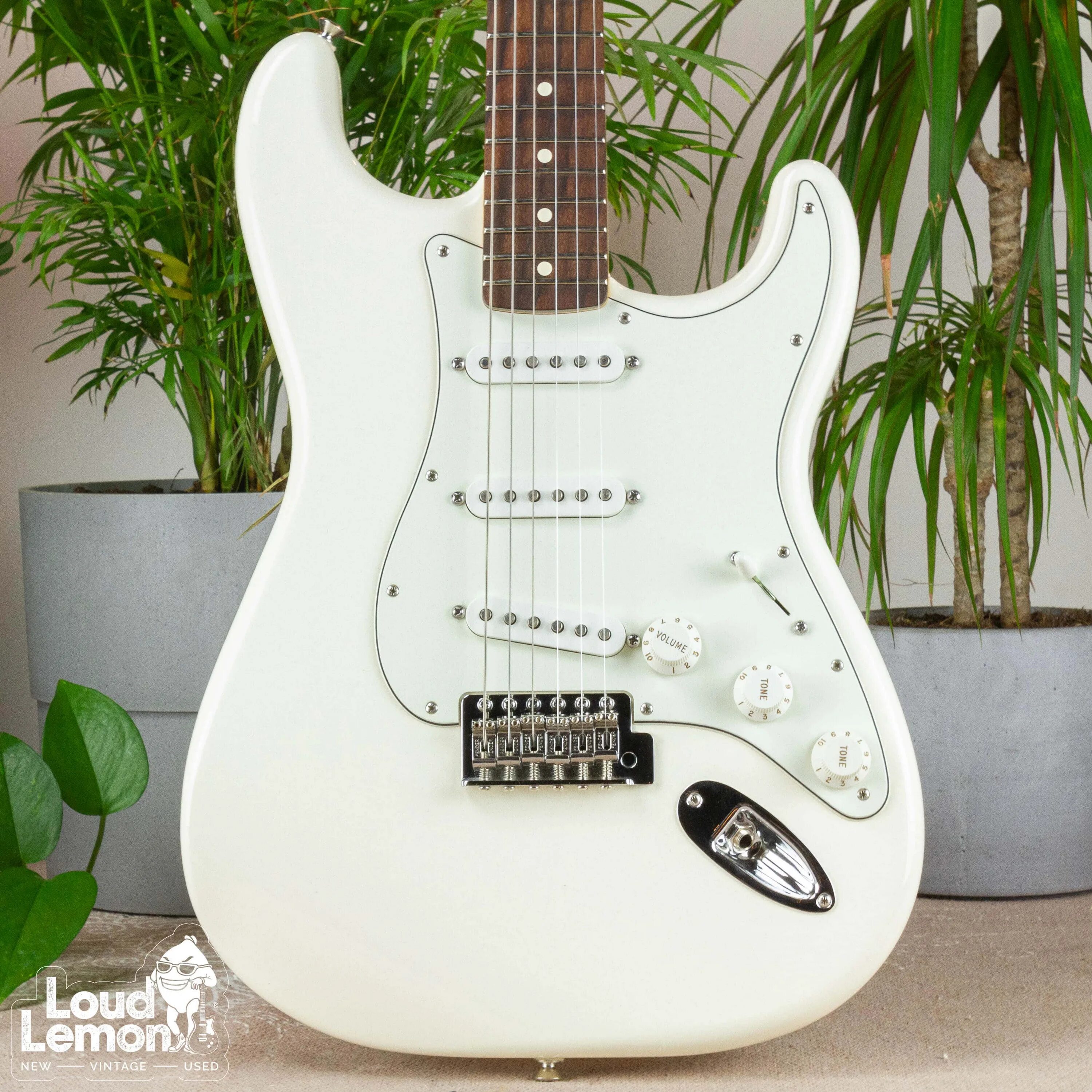 Fender squier arctic white. Stratocaster White Mexico. Fender Arctic White. Arctic White и Polar White Strat.