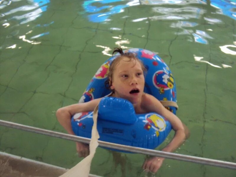 Гидрокинезотерапия для детей с ДЦП. Плавание для детей с ДЦП. ДЦП В бассейне. Дети с ДЦП В бассейне. Дцп купание