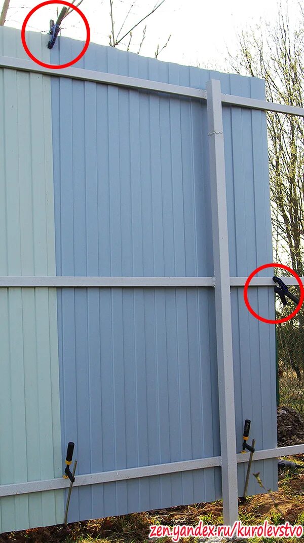 Приспособление для установки профлиста. Кондуктор для установки профлиста забора. Приспособление для монтажа заборного профлиста. Приспособление для профнастила на забор. Приспособление для монтажа профнастила на забор.