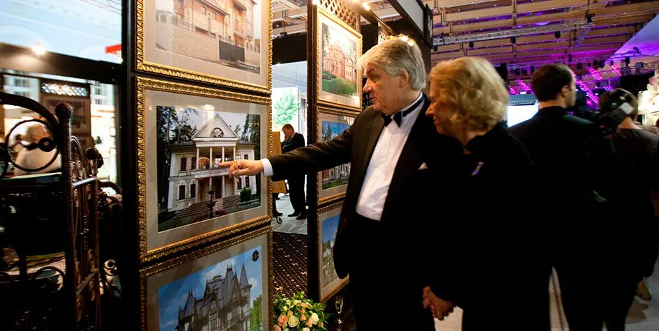 Коронационного платья елизаветы ii. Облаченная в роскошь выставка вднх. Коронационное платье елизаветы 2 1953. Выставка о женщинах ссср. Выставка о женщинах ссср.