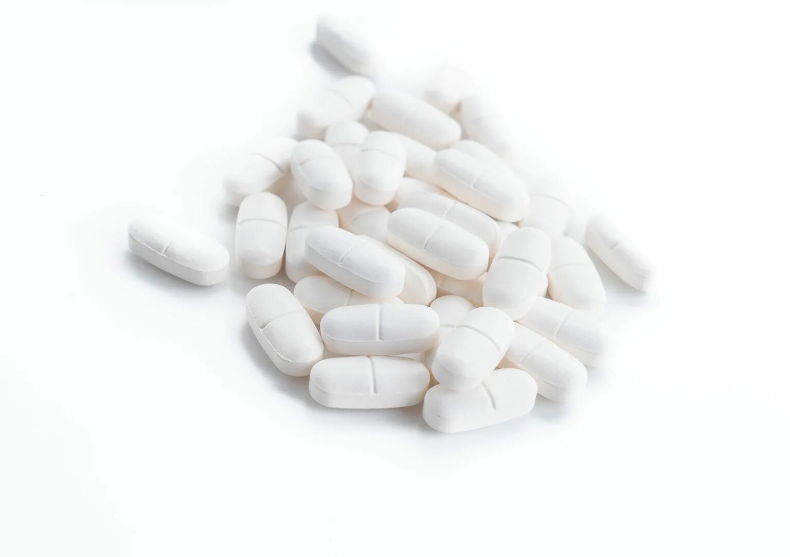 Белые таблетки на белом фоне. Белые капсулы. От белей препараты