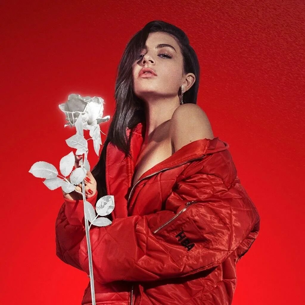 Май май песня спид. Charli XCX. Певица Чарли ХСХ. Charli Charli XCX. Charli XCX Angel.