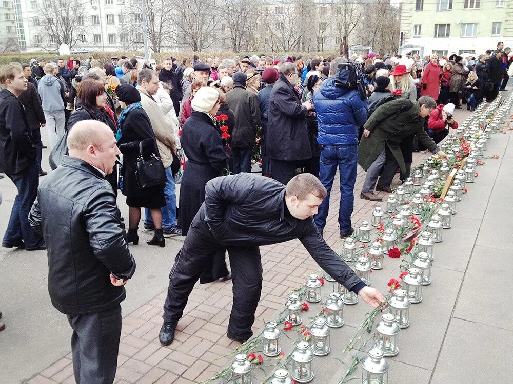 Памяти жертв теракта в москве. В Москве вспоминают жертв теракта на Дубровке. Акция памяти жертв Дубровки.