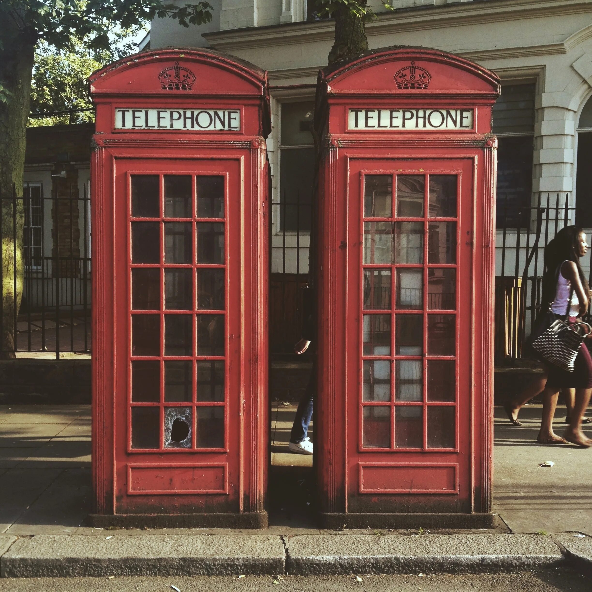 Британия телефон. Красная телефонная будка в Лондоне. Телефонная будка Англия. Будка в Англии. Телефонная будка в Великобритании.