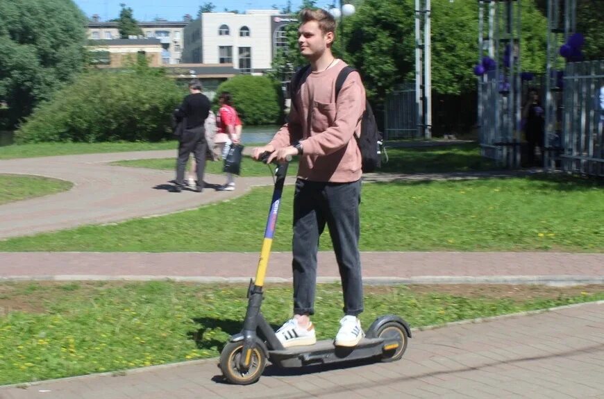 Проезд на электросамокате. Электросамокаты в подмосковье. регистрация на электросамокате. штраф выписывает самокат. ремонт самокатов в люберцах.