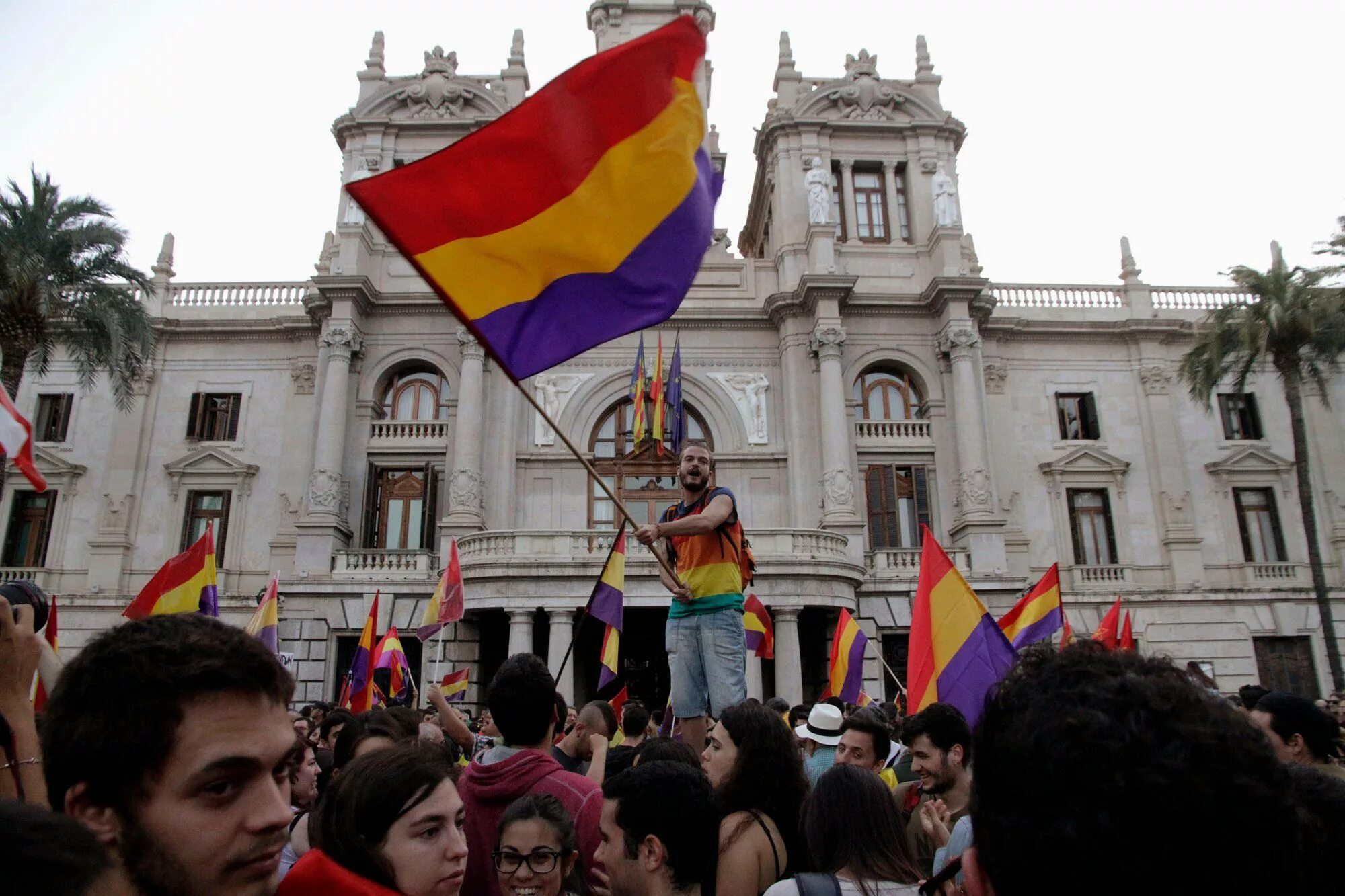 королевство испания флаг 19 век. анархисты в испании. флаг республиканской испании 1936. коммунисты испании. испанская республика.
