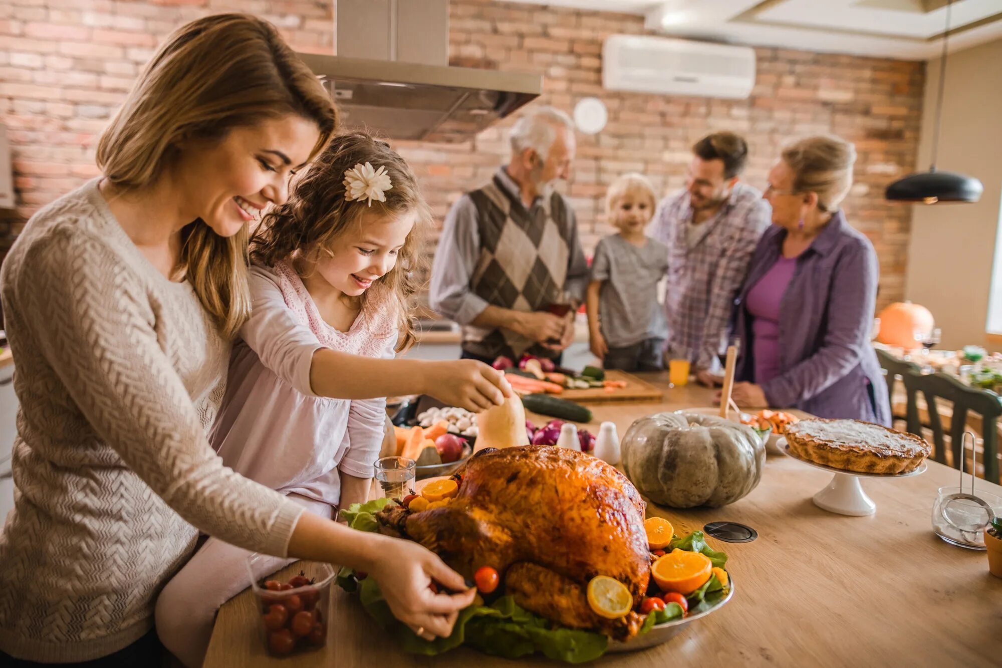 День Благодарения – Thanksgiving. Thanksgiving Day день Благодарения. Большая семья за праздничным столом. Американская семья за столом. Cooking for friends