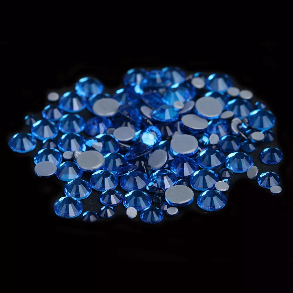 Голубой горный хрусталь. Горный хрусталь голубого цвета. Горный хрусталь с голубым отливом. Голубой горный хрусталь. Синий горный хрусталь.