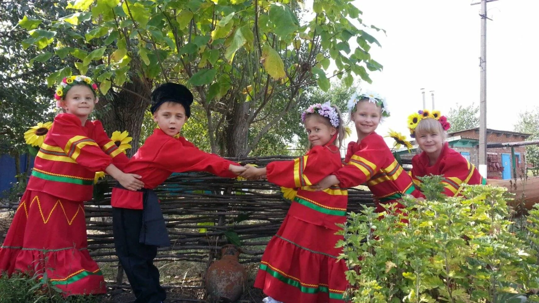 Народные игры. Казачка с детьми. Кубанские казаки дети. Казачья группа в детском саду казачьи праздники.