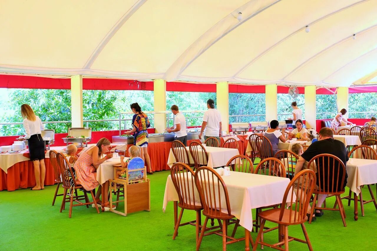 гостиница петр евпатория. гостиница петр евпатория. халяль ресторан джеваль, евпатория. петр отель евпатория. парк романова евпатория.