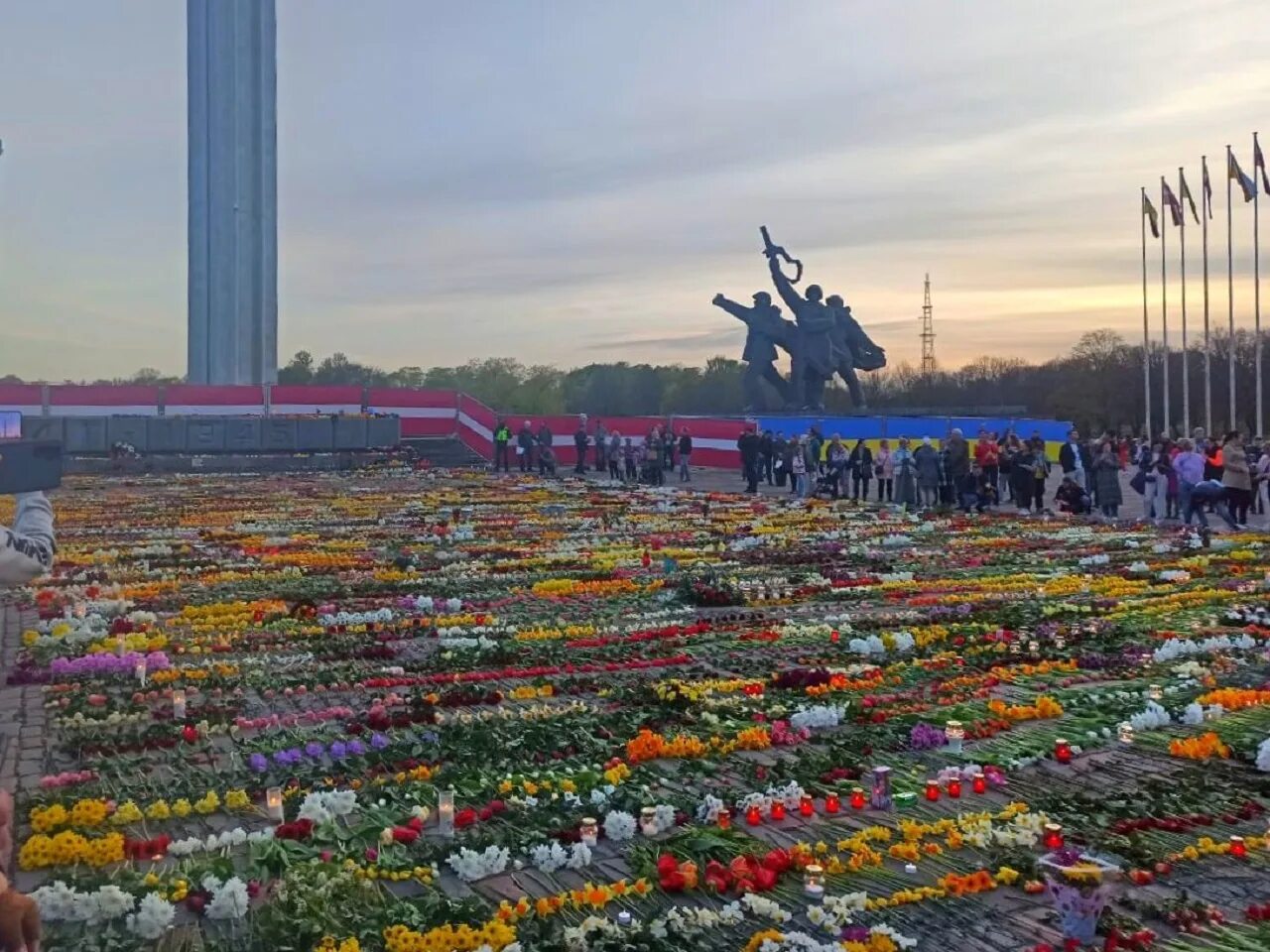 Памятник освободителям Риги. Рига памятник воинам освободителям. Мемориал советским воинам в Риге. Монументвоинам освободиьелям в Риге. В риге запретили нести цветы