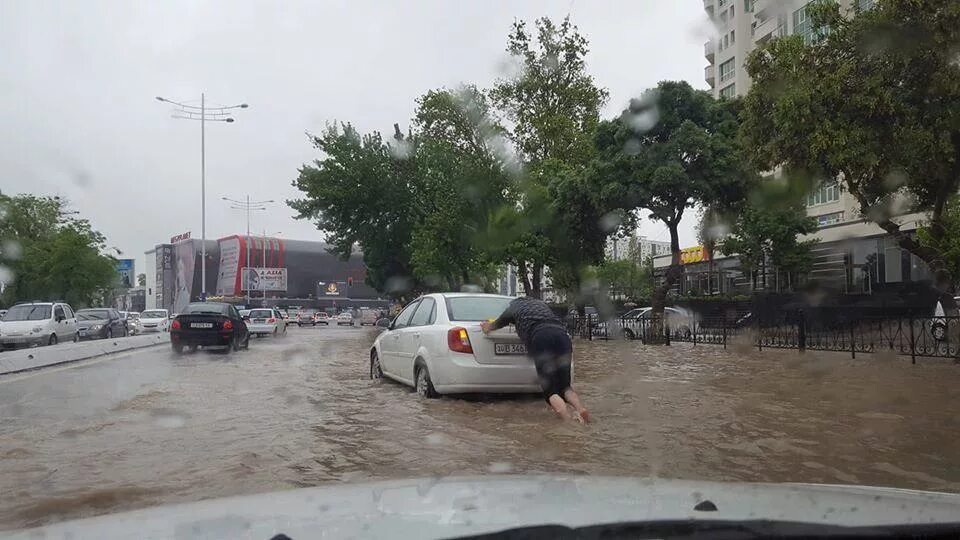 Погода в ташкенте узбекистан. Сильные дожди в Ташкенте. Потоп в Ташкенте. Ливень в Ташкенте. Дождь в Ташкенте.