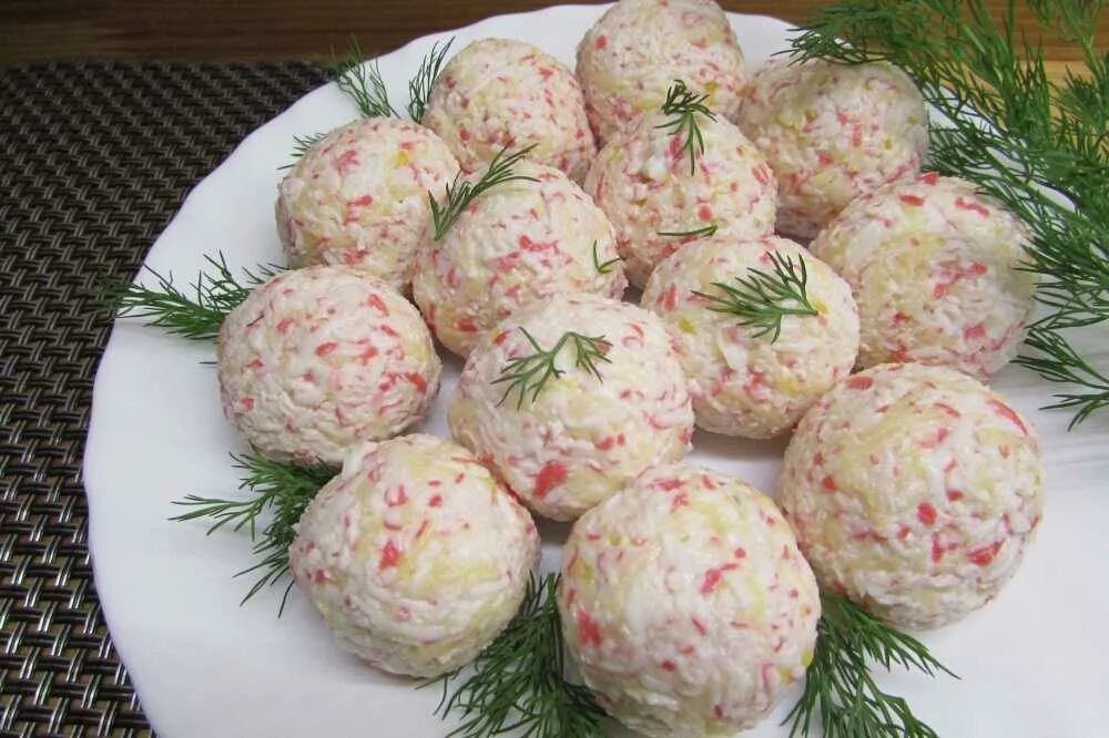 Шарики из вкусно и точка. Закуска шарики рафаэлло. закуска сырные шарики рафаэлло. закуски сырные шарики в крабовых палочках. закуска с крабовыми палр.