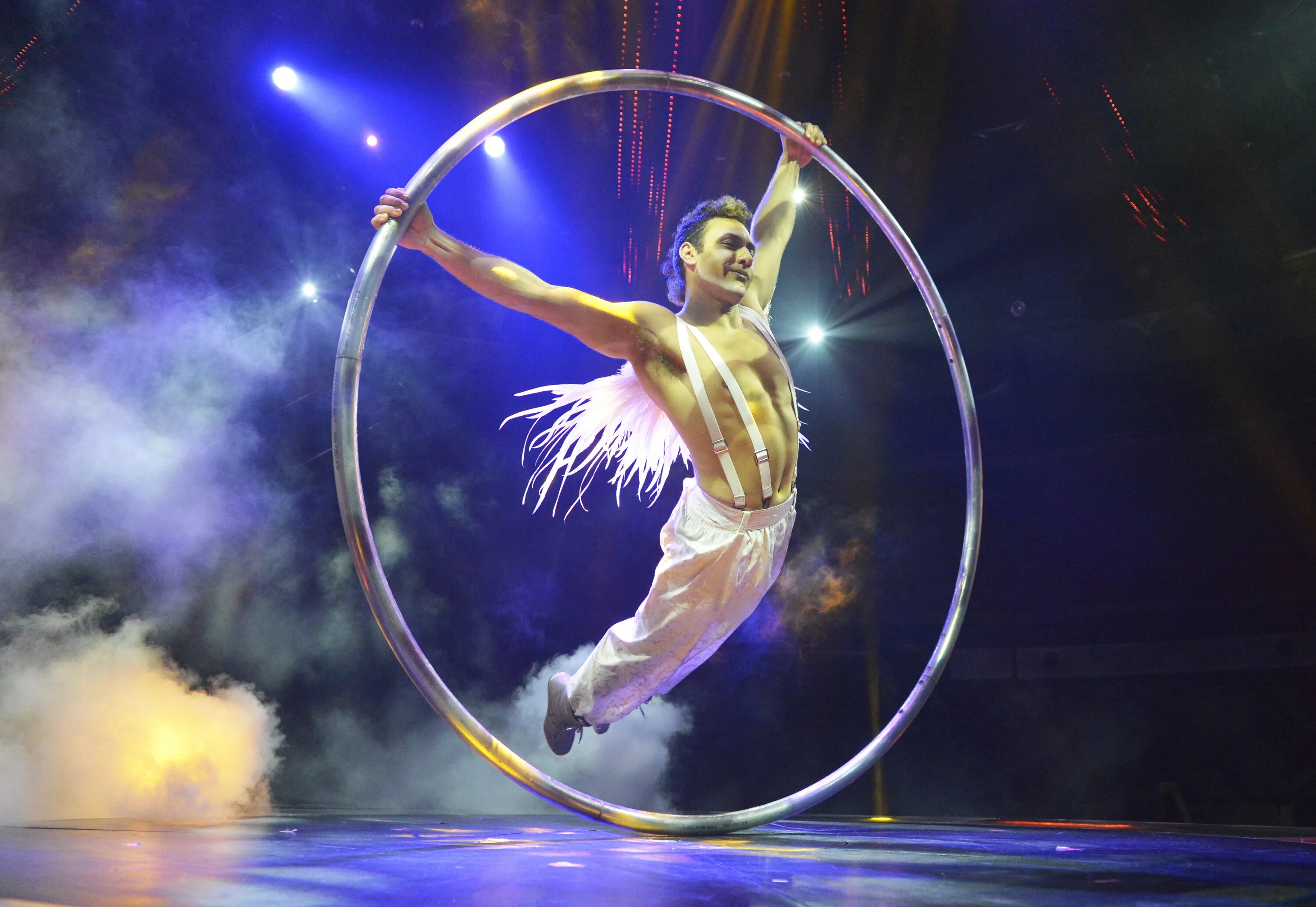 Яна эквилибр. Цирк группа эквилибр. Алёна ершова эквилибр. Цирковое выступление. Эквилибр с хула хупами алена ершова.