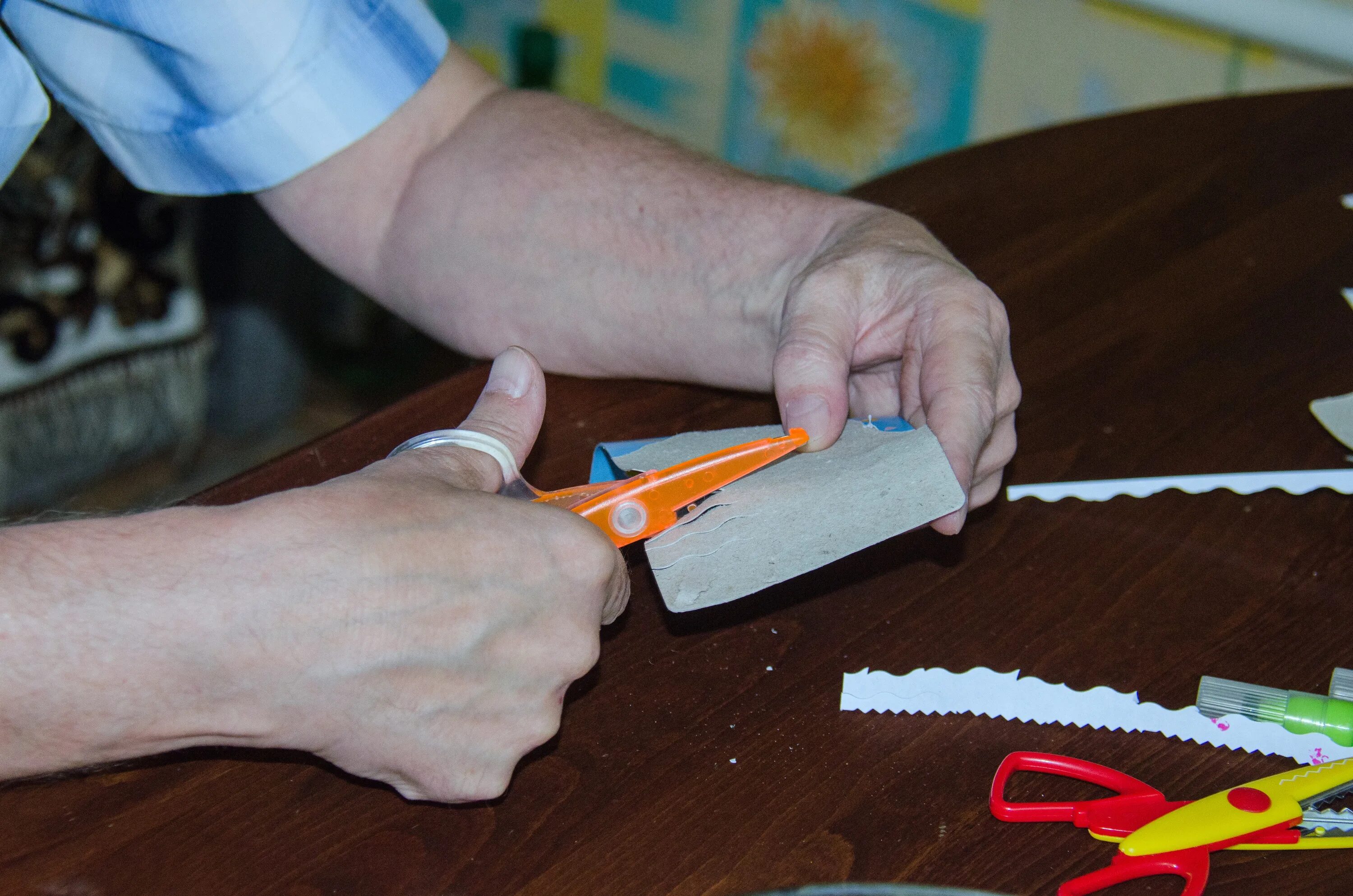 Вырезание ножницами. Вырезанная бумага. Ножницы режут бумагу. Вырезать из бумаги детям.