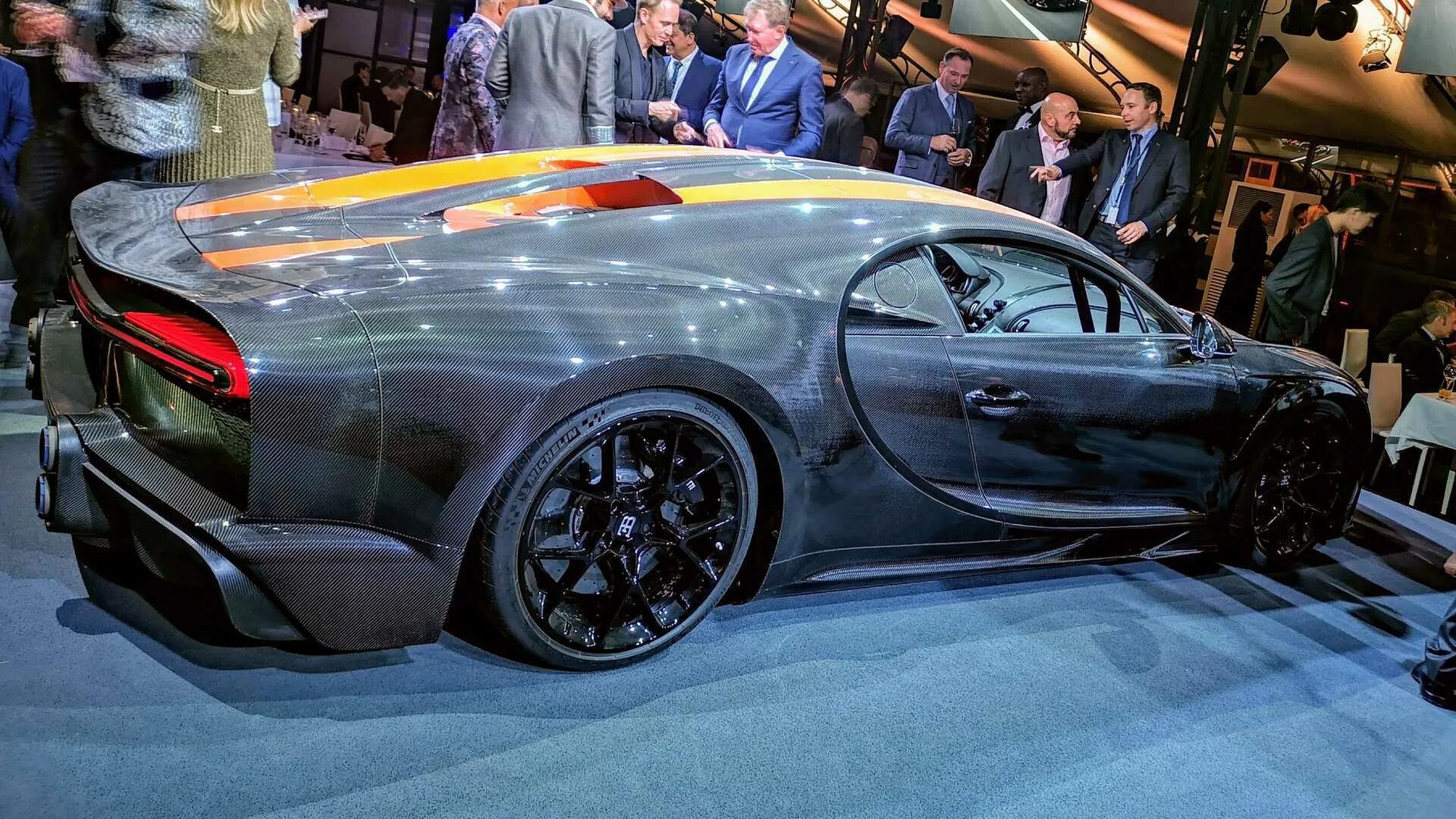 Bugatti chiron скорость. Bugatti Chiron super Sport 2021. Бугатти ЧИРОН 300+. Бугатти Шерон спорт 300+. Bugatti Chiron super Sport 300.