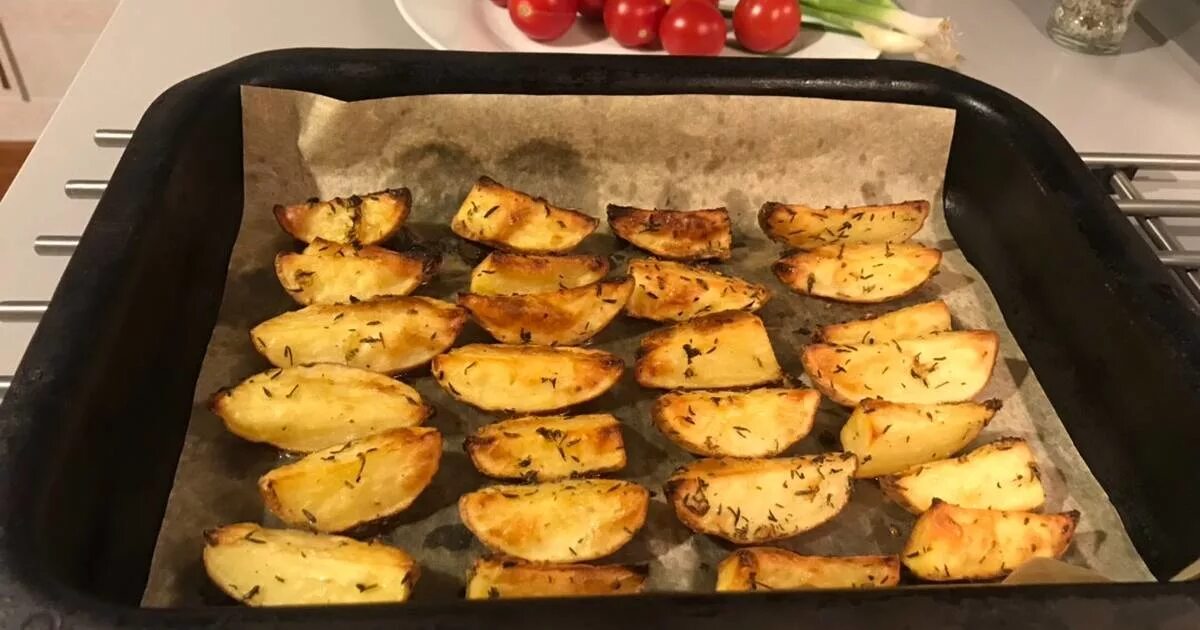 Как приготовить картофельную в духовке. Картошка в духовке запеченная. печёная картошка в духовке. картошка на протвине в духовке. картофель кружочками запеченный в духовке.
