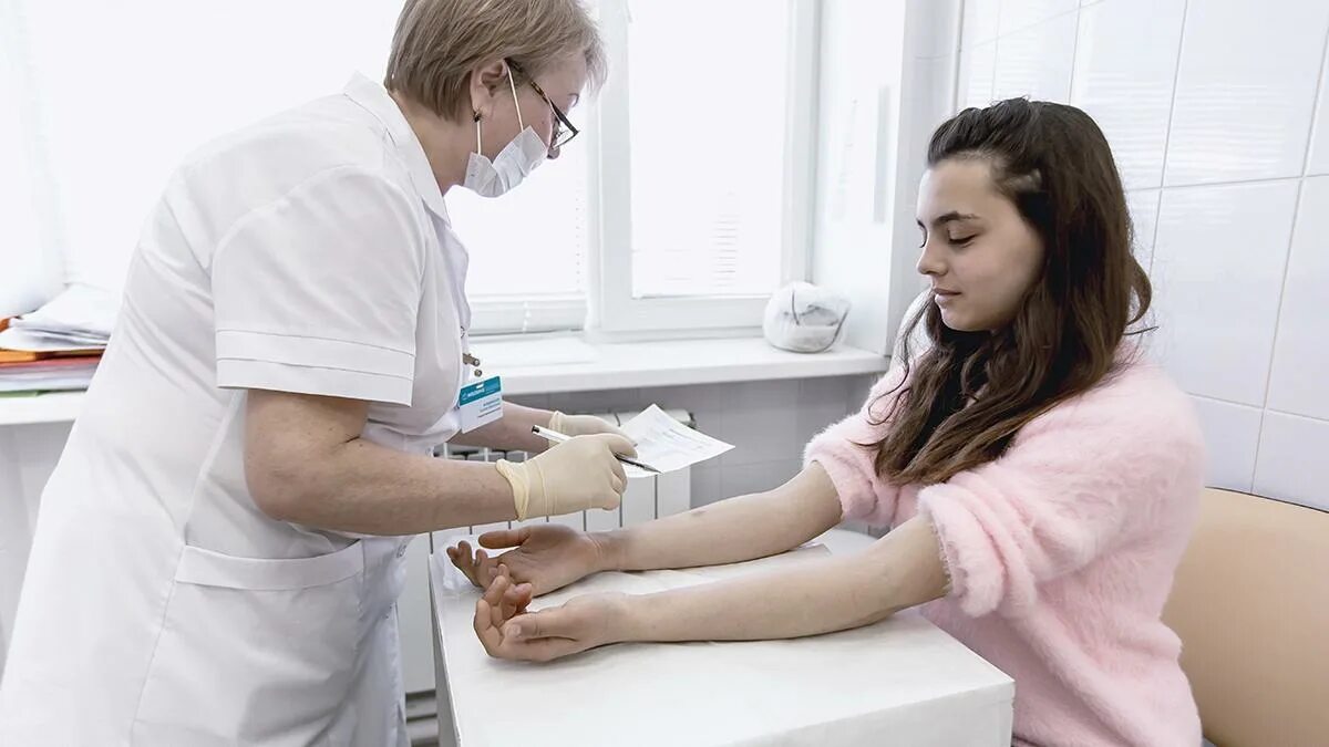 Иммунолог что лечит какие. Аллерголог иммунолог. аллергия врач. консультация аллерголога. аллерголог фото.