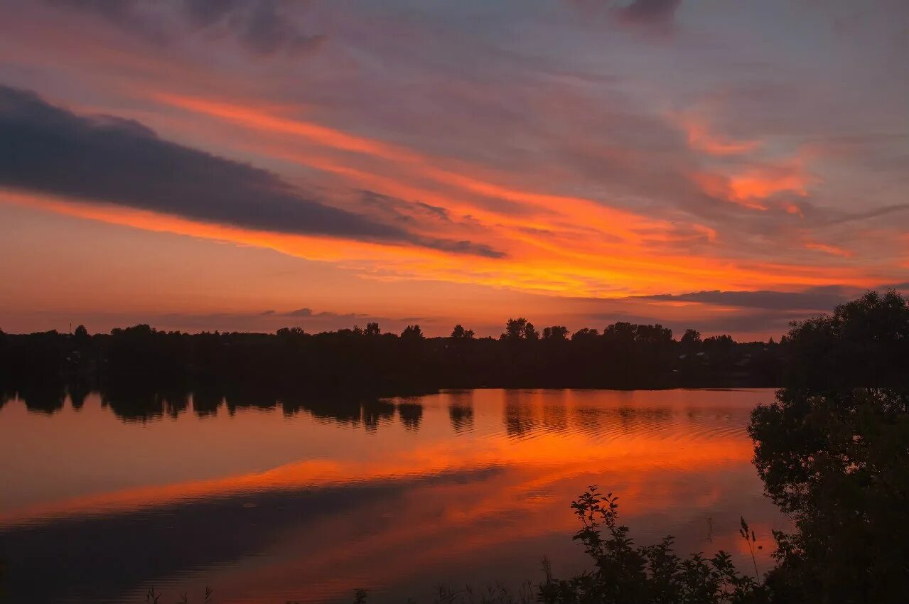 Северный закат. Закаты 8. Озеро лодка закат. Закат в аланье. Закаты 8.