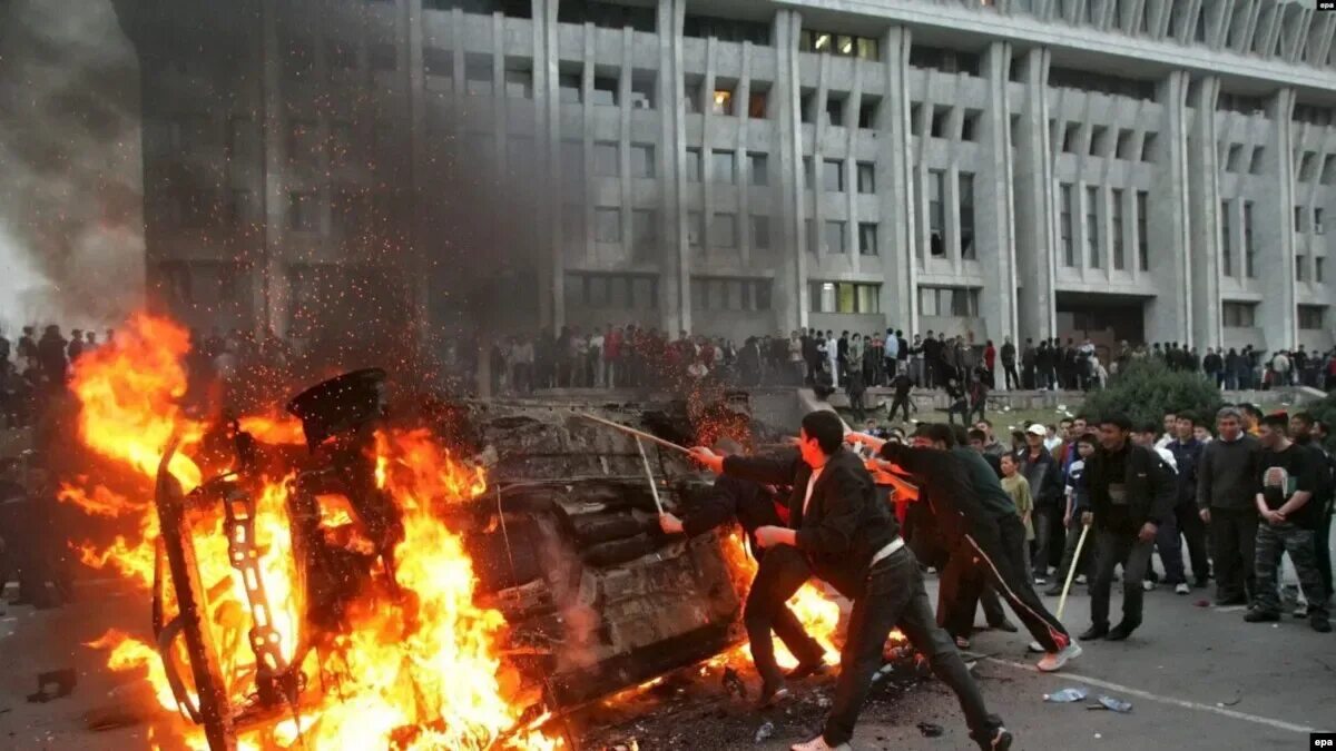 Киргизии 2010. Революция кыргызстан 2005. революция тюльпанов. киргизия. 2005 год. дынная революция в киргизии 2010 год. революция тюльпанов в киргизии 2005.
