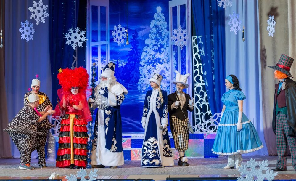 сказочное представление на новый год. новогодние сценарии в доме культуры. новогоднее театрализованное представление. молодежный театр новогоднее представление. новогодний сценарий для дома культуры взрослый 2024.